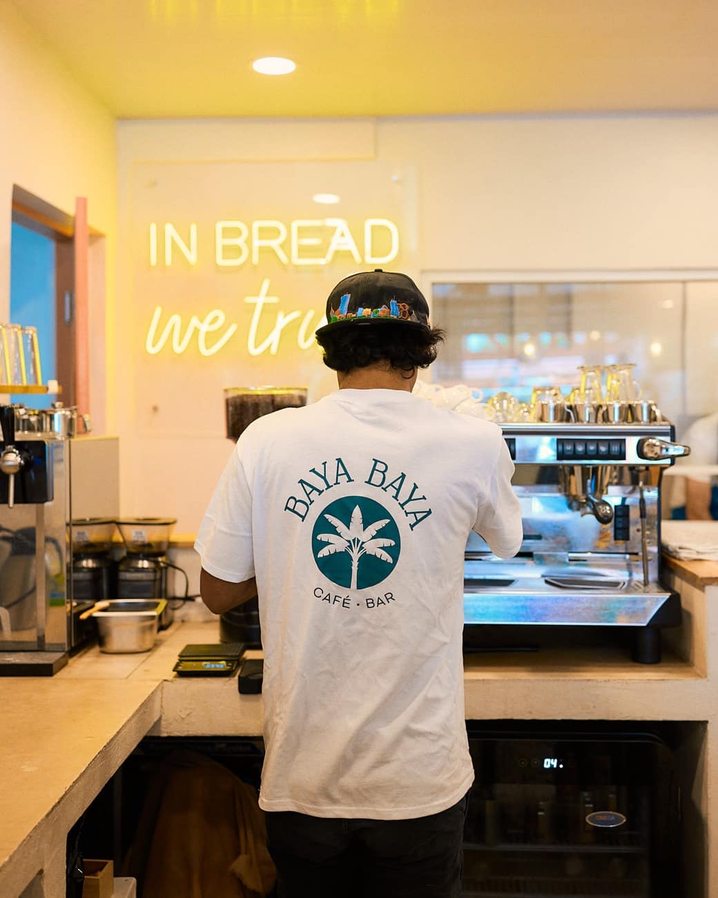 Barista Baya Baya — café de especialidad con letrero IN BREAD we trust