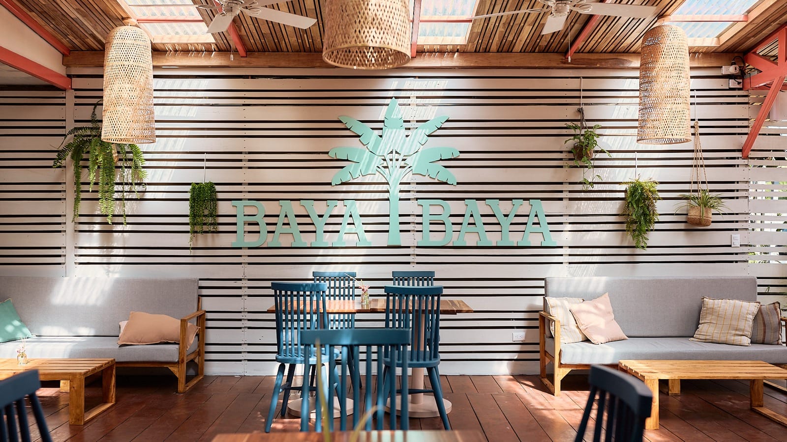 Baya Baya Café — terraza con brisa caribeña en Playa Cocles, Puerto Viejo